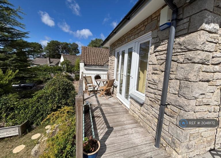 Studio flat in Woodbury Close, Christchurch, BH23 (#3048172)
