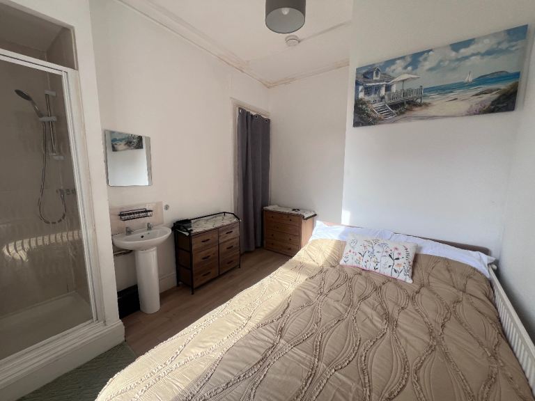 Lovely Single Room with own shower 