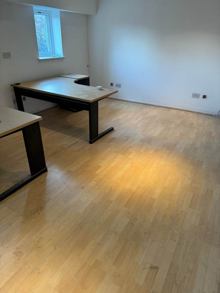 Office space to rent Leeds Close to City Centre - 3 Large Offices - secure - 24 hour access