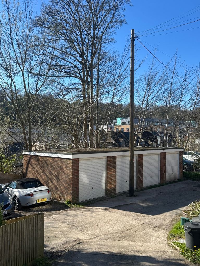 1 x garage to let Caterham 