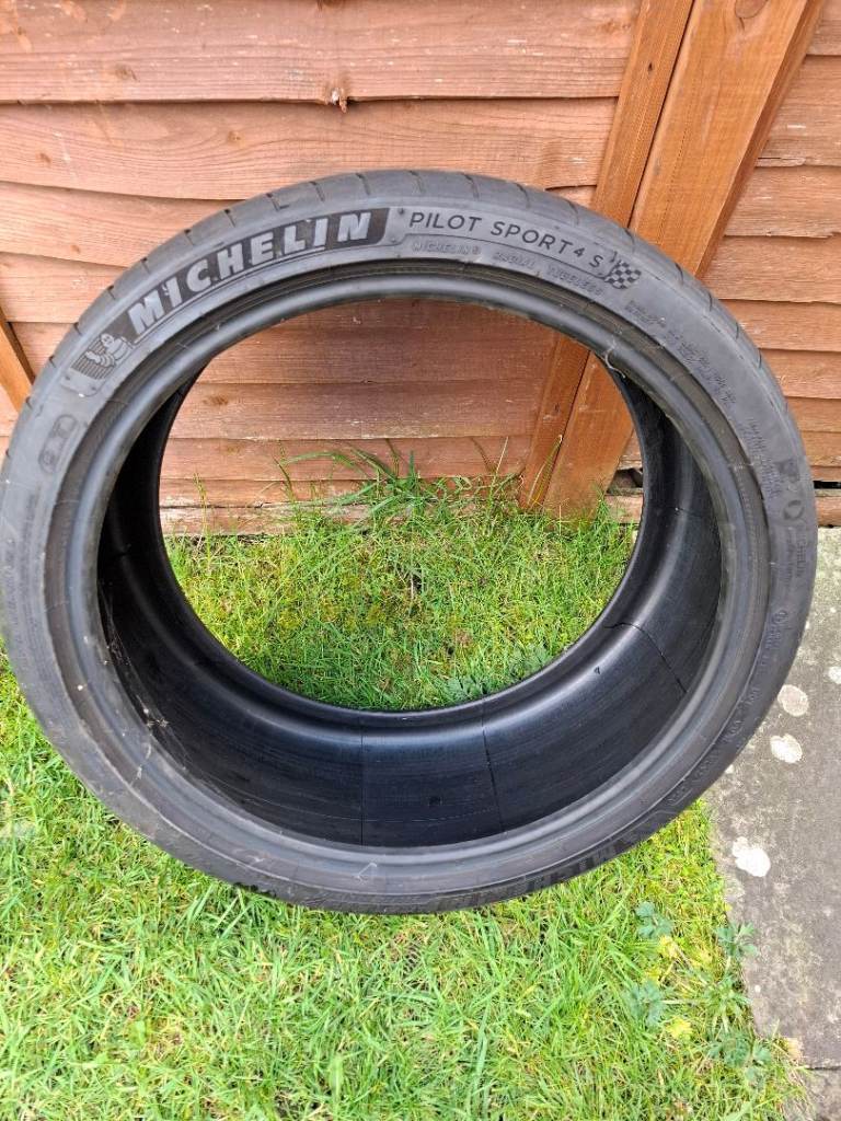 1 Michelin PS4 car tyre 4mm tread 235/35 ZR19