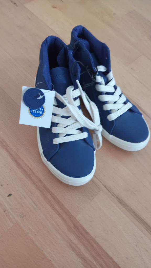 Brand New boys/ Kids Leather shoes Navy blue with tags size 13 