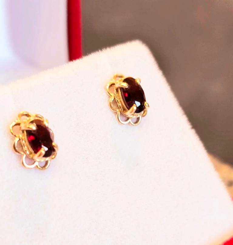 Stunning 9ct Gold Garnet Oval Gem Set Stud Earrings - In Immaculate Condition