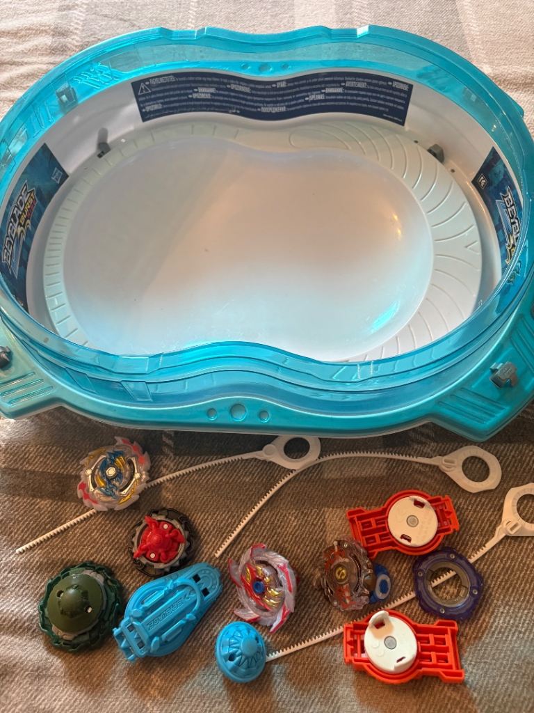 Beyblade Burst Rise Battle Arena & Spin Tops