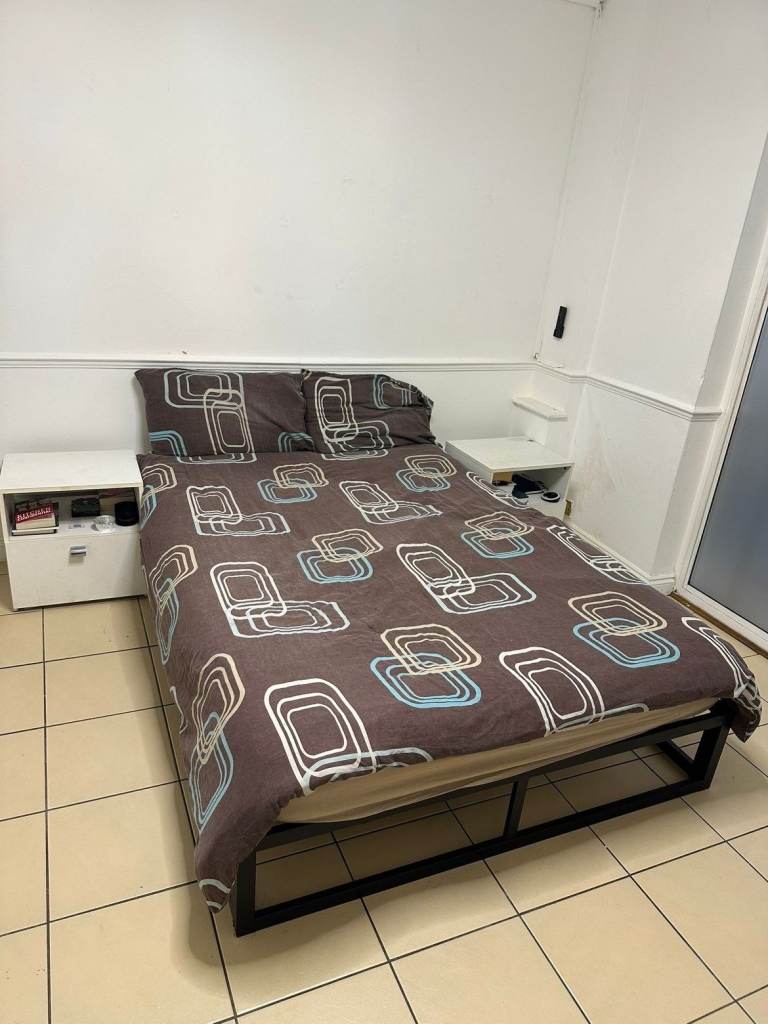 ENSUITE DOUBLE ROOM IN A HOUSE IN CHINGFORD , E4 8PJ FOR £852pcm..AVAILABLE NOW! (Professional ONLY)