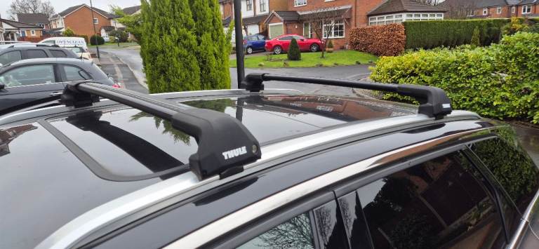 Thule WingBar Edge roof bars with feet, and fit kit. Bar model: 9582B