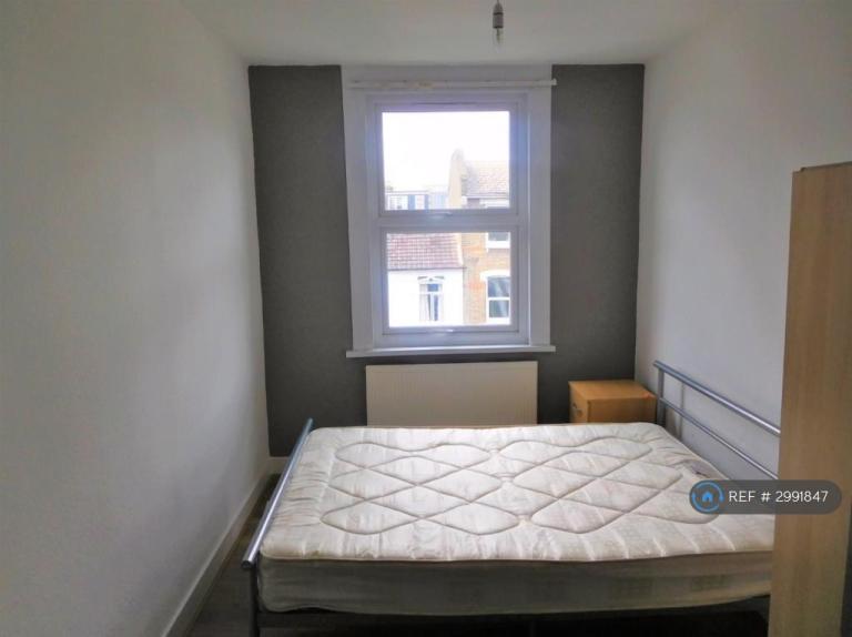 2 bedroom flat in Romilly Road, London, N4 (2 bed) (#2991847)