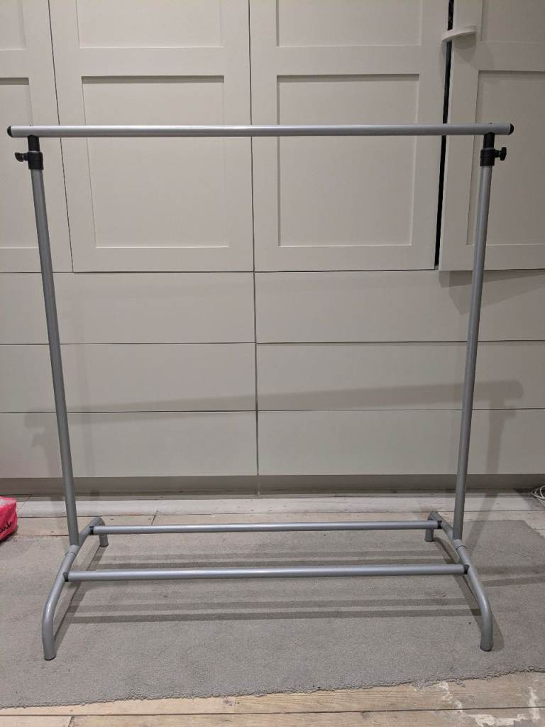 STURDY HEIGHT ADJUSTABLE CLOTHES RAIL