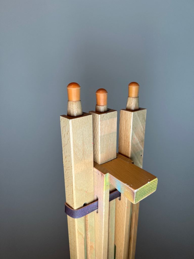 Artistic tripod easel