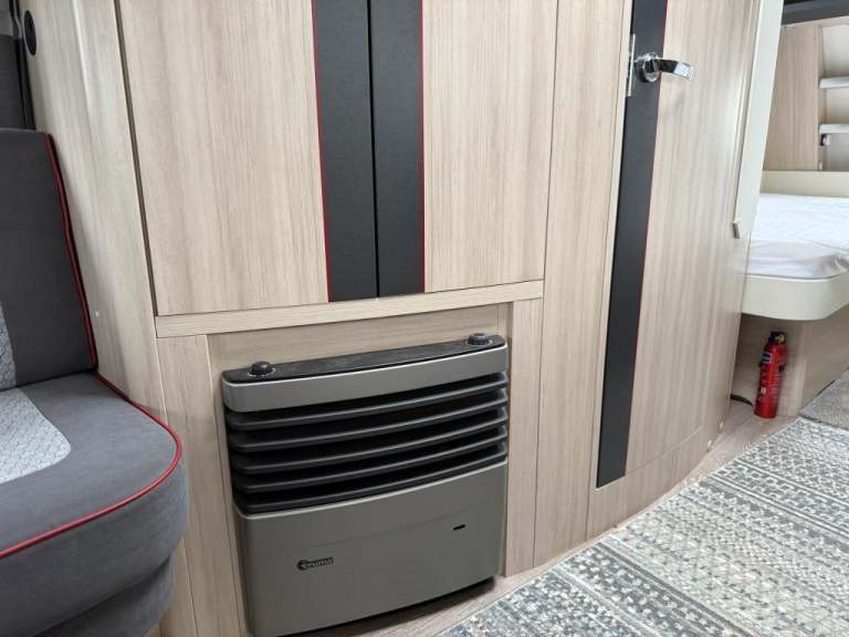 2018 HOBBY De Luxe Edition 495 UL fixed single beds