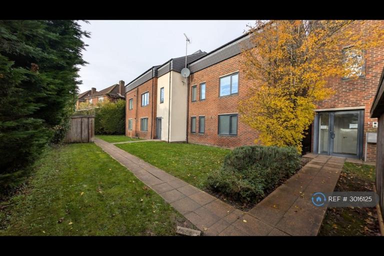 1 bedroom flat in Mousehole Lane, Southampton, SO18 (1 bed) (#3016125)