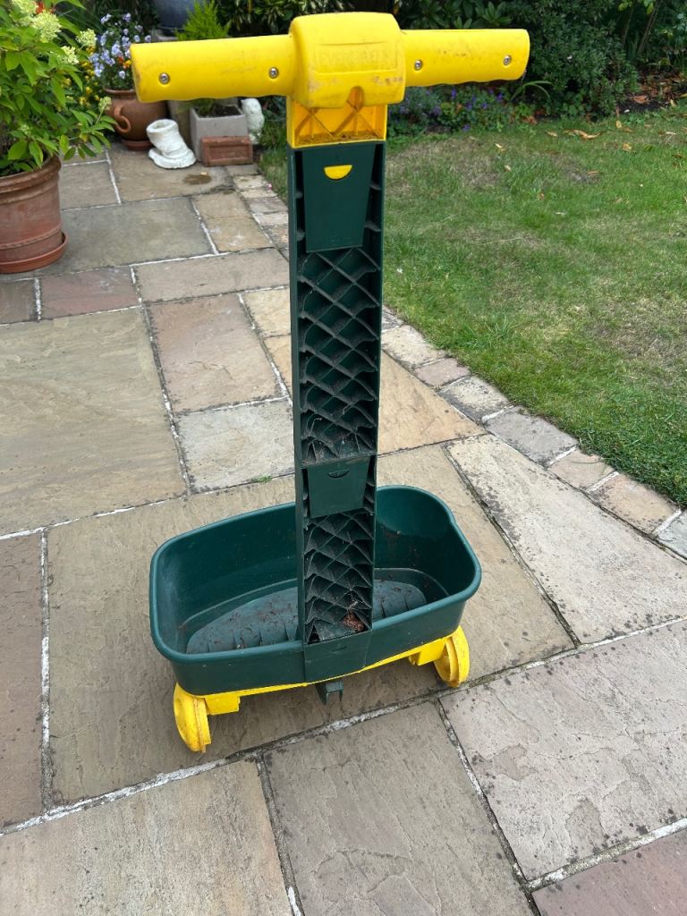 Seed or fertiliser spreader