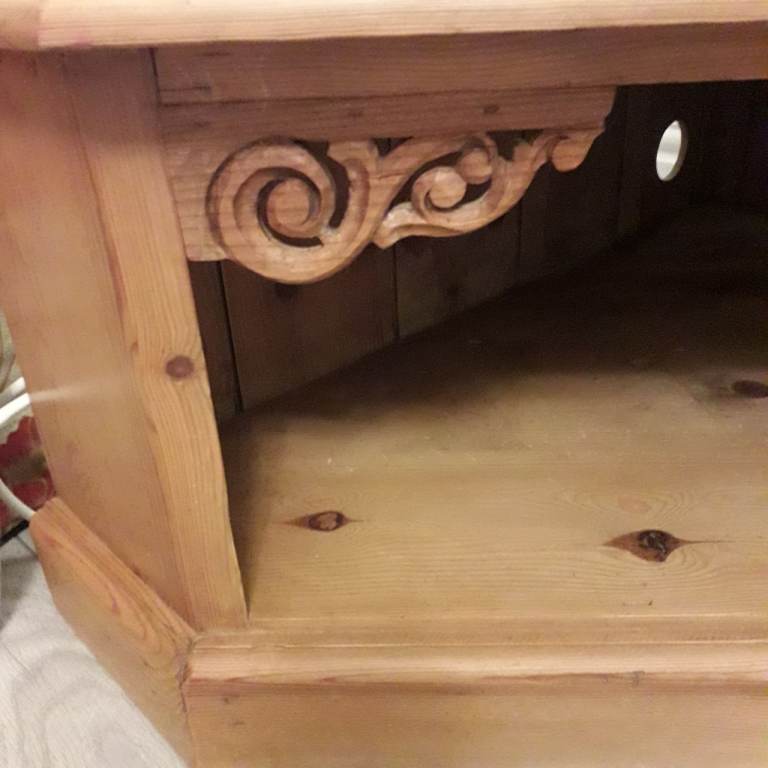 BEAUTIFUL, CORNER FITTING, SOLID PINE TELEVISION/VIDEO/DVD STAND FOR SALE . COULD DELIVER.