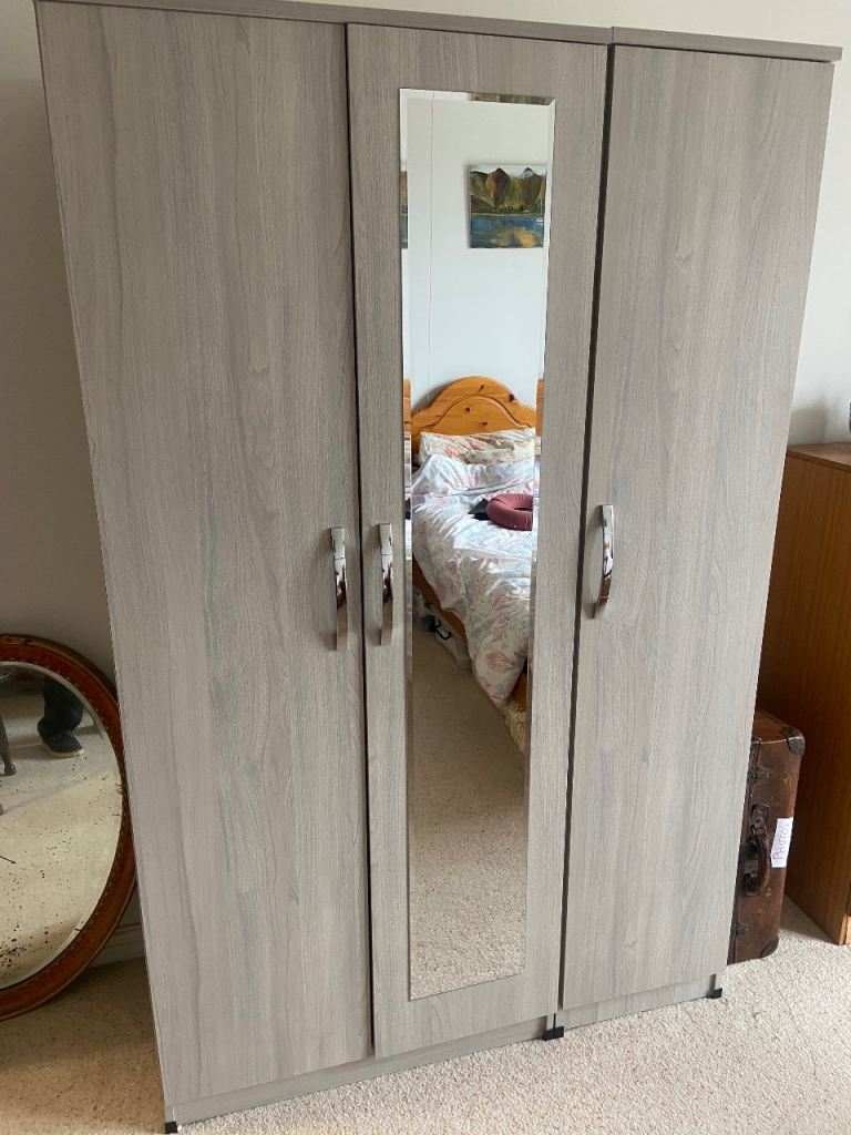 Triple wardrobe with mirror