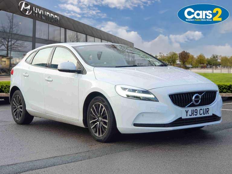2019 Volvo V40 T2 [122] Momentum Nav Plus 5dr HATCHBACK PETROL Manual