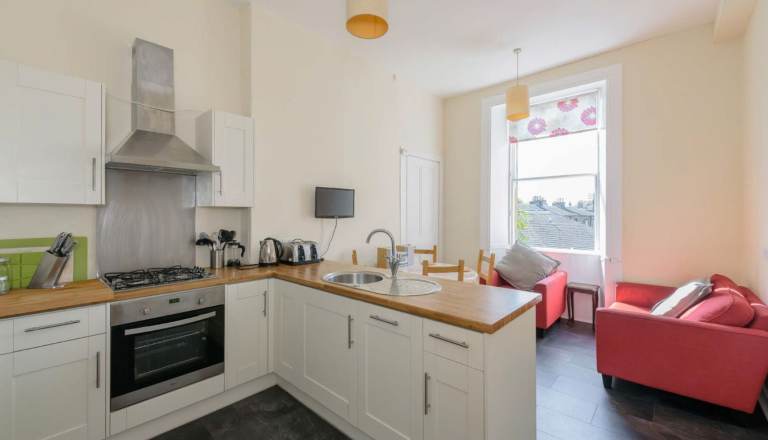 Bright and spacious, 4 bedroom, HMO flat in Newington, with two showers – available June
