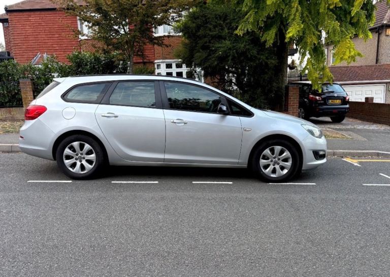2014 VAUXHALL ASTRA ESTATE, 1.3 CDTI, £20 TAX, FULL SERVICE HISTORY, 2 KEYS, CHEAP TO RUN & INSURE