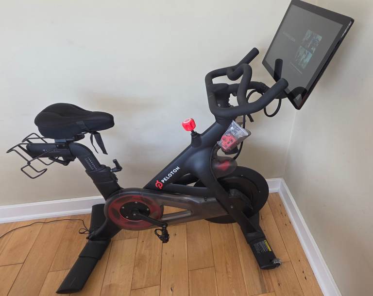 Peloton Bike (2021) – Like New – Hardly Used – Includes Official Mat – EN2
