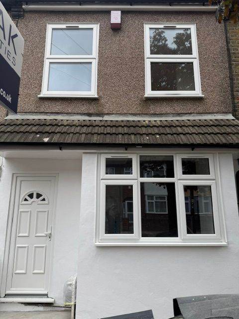 Newly renovated 3 beds, living/dinning room, bathroom/toilet, seperate shower room, kitchen house