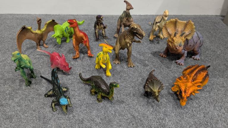Bundle of dinosaur figures (2)