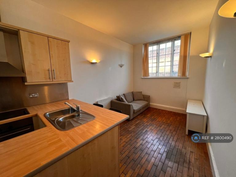 1 bedroom flat in Eastgate, Leeds, LS2 (1 bed) (#2800490)