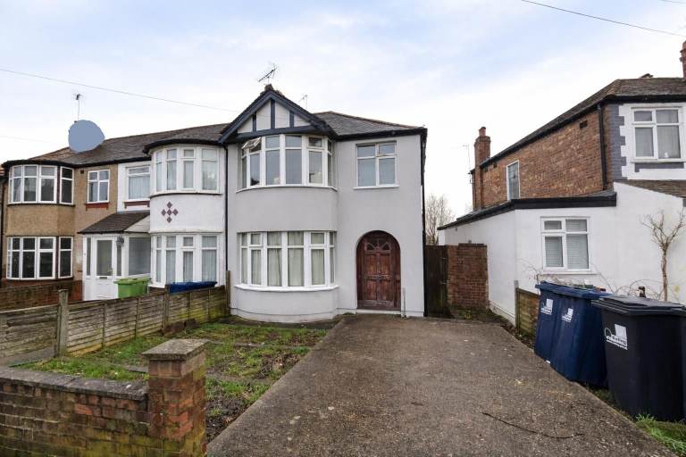 DSS ACCEPTED - Studio Flat Available in Conway Cres, Perivale, Greenford UB6