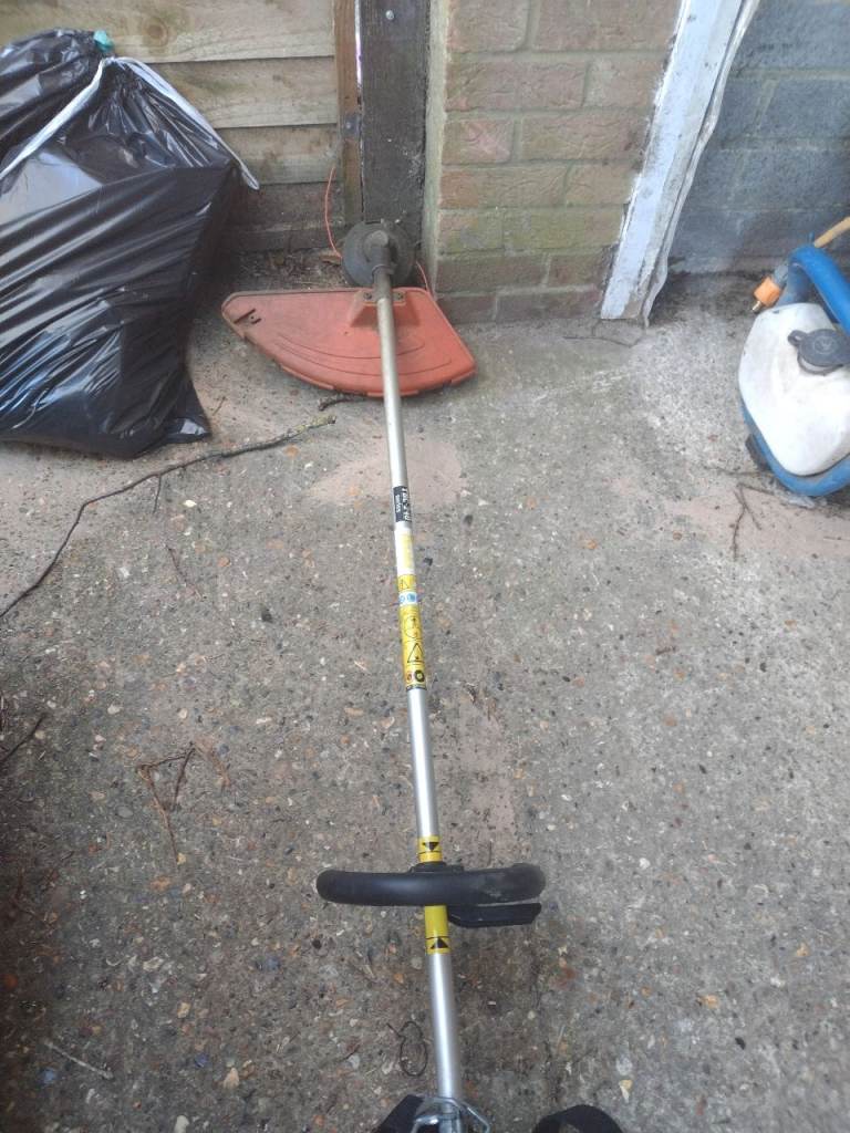 Petrol grass strimmer Tanaka twin line feed starts and runs but lumpy good condition 