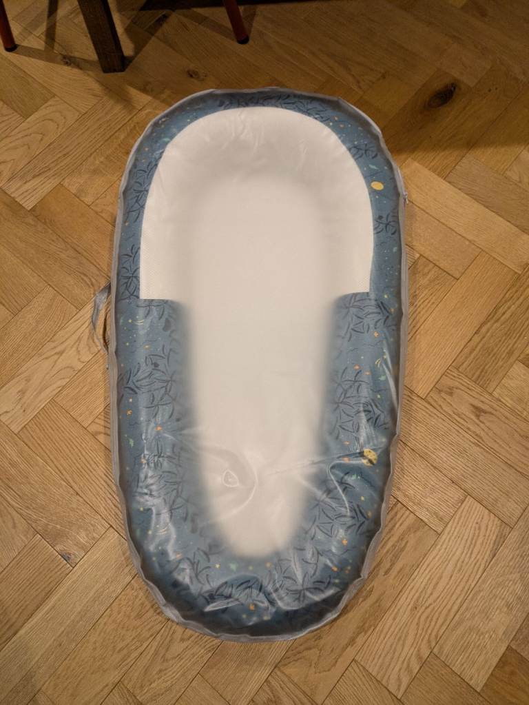 Purflo Sleep Tight Baby Bed Stargazer Print - Great Condition With Case - nest