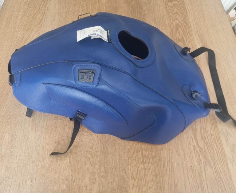 Triumph speed triple 1050 bagster tank cover.