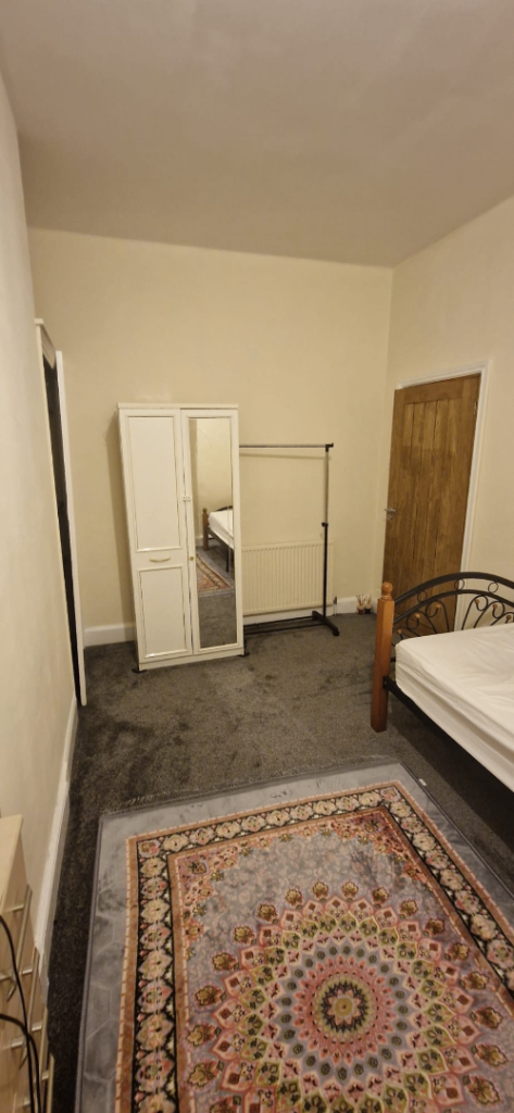 EXTREME LARGE FURNISHED SINGLE ROOM