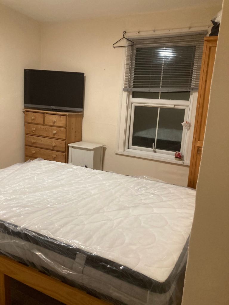 Aldershot large single room for rent