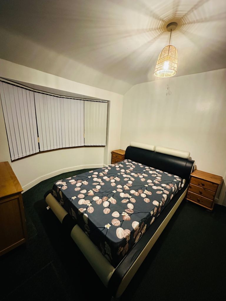 Private room to rent in Tipton 