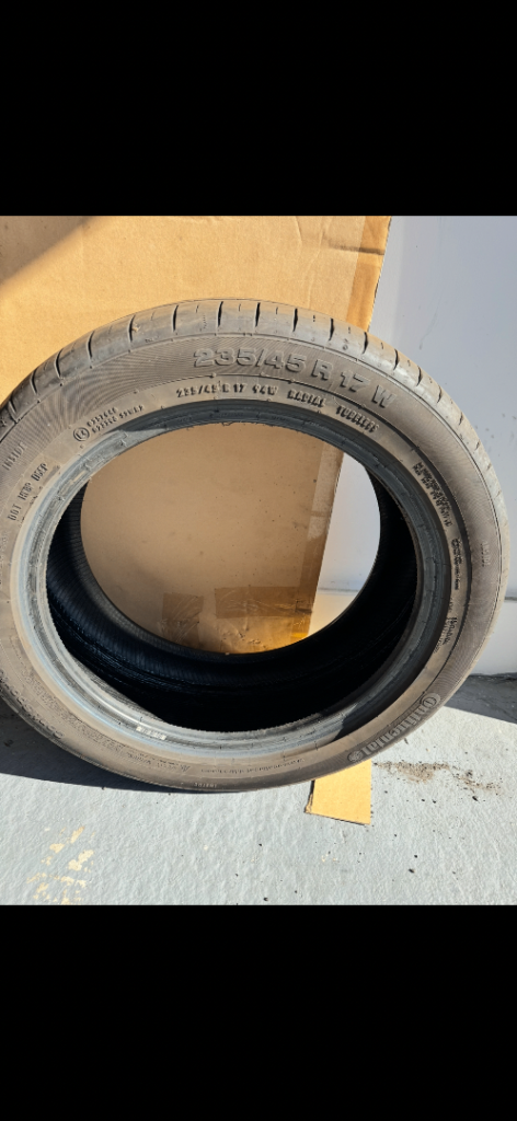 Continental contiSeal 235 45 R17 Tyre