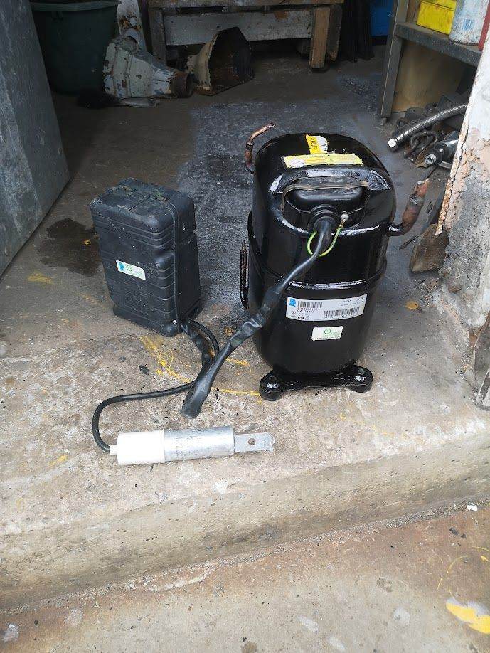 Large commercial fridge compressor HERMETIQUE CAJ2446Z 1.1/4 HP read the description.