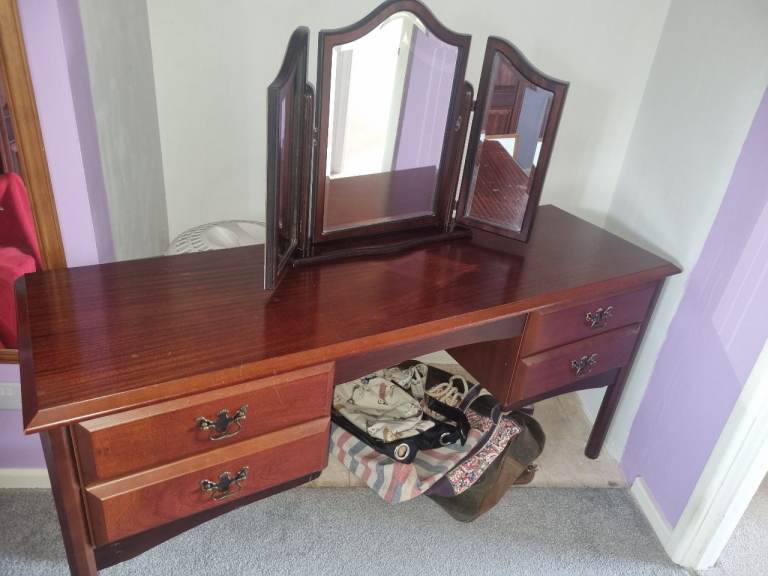 Schreiber dressing table with free standing mirror