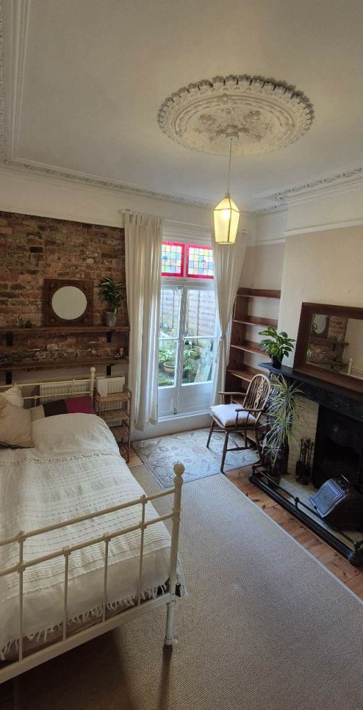 Large room in a clean, quiet home. Next to tube, N2 safe area