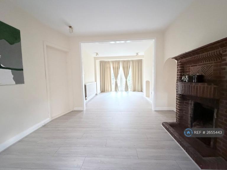 3 bedroom house in Robin Hood Way, London, SW15 (3 bed) (#2655443)