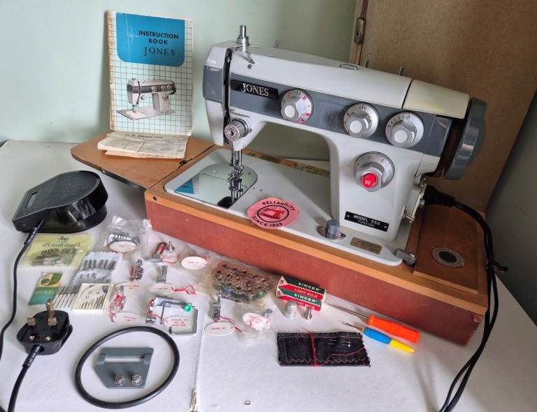 JONES 556 DE LUXE Sewing Machine 1965 Model, carry case, foot pedal