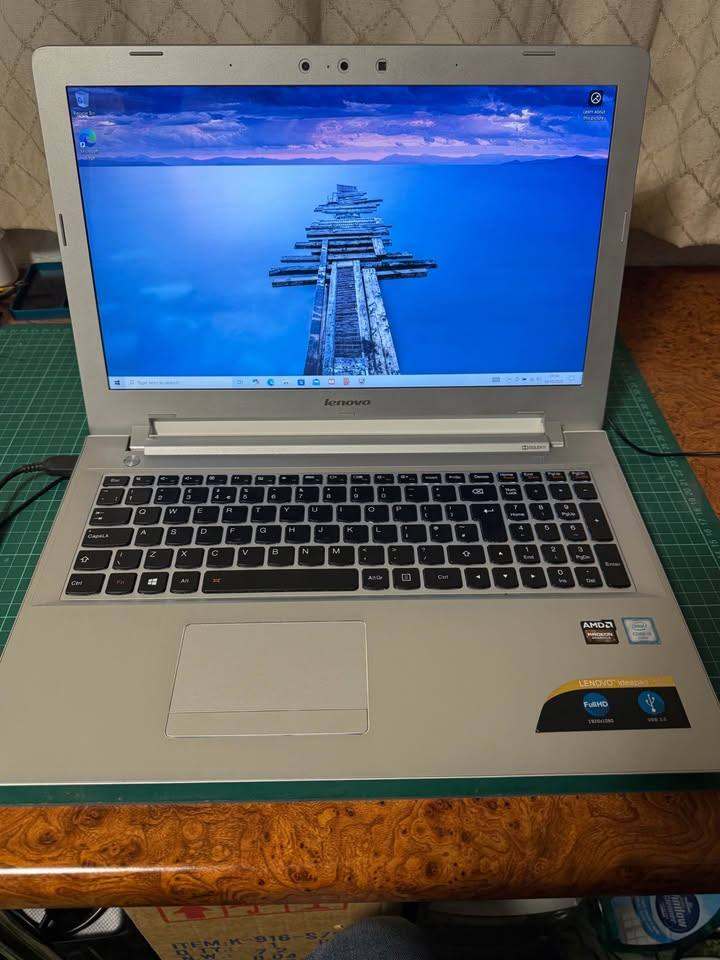 Lenovo ideapad 500 laptop, Windows 10, 1tb SSD, 12gb Ram, Intel i5-6200 cpu @ 2.30ghz.