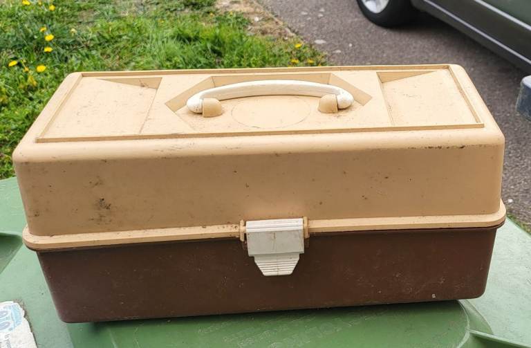 Fishing tackle box 