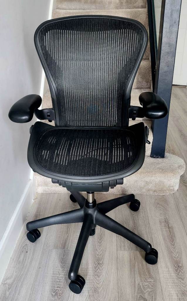 Immaculate herman miller aeron size B office desk chair 