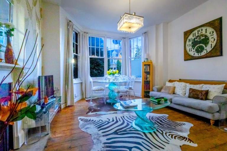Spacious split-level Victorian property with period features to Wow your friends and family!