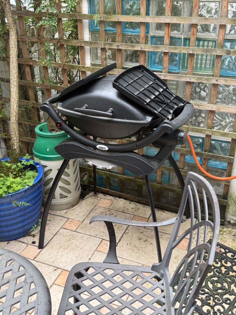 Weber Q2200 Gas BBQ with Stand + Half-Full 10kg Propane Bottle