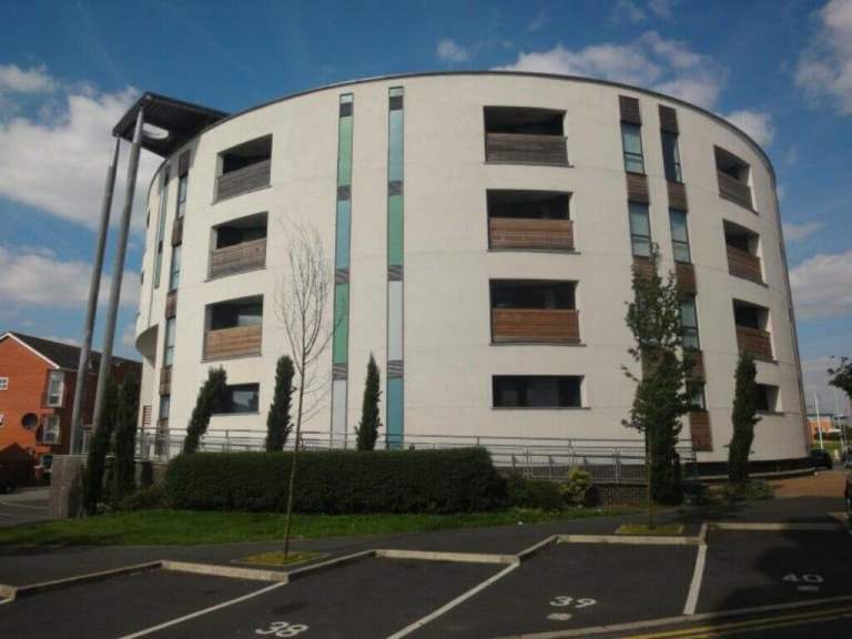 * 2 BEDROOM SPACIOUS MODERN APARTMENT IN HULME * RECENT REFURB*