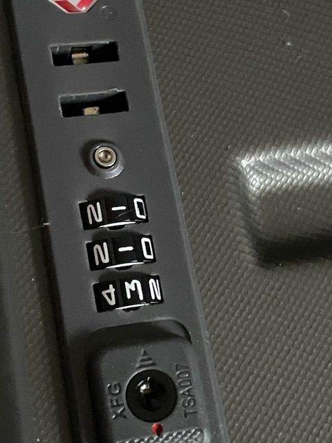 2x Large Hard Shell Suitcases – Excellent Condition – Matching Set – Grey