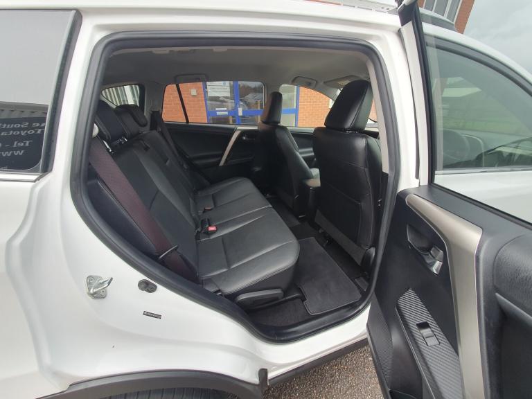 2015 Toyota RAV4 2.2 D-4D Invincible SUV 5dr Diesel Manual 4WD Euro 5 (150 ps)
