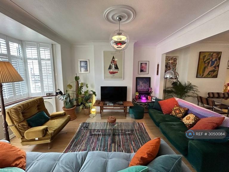 3 bedroom house in Bridge End, London, E17 (3 bed) (#3050084)