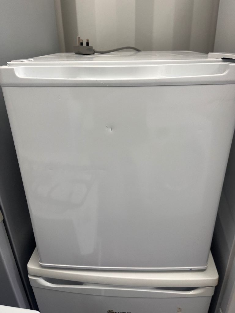 Essentials CTT50W20 Lander Mini Fridge - White, Good Condition