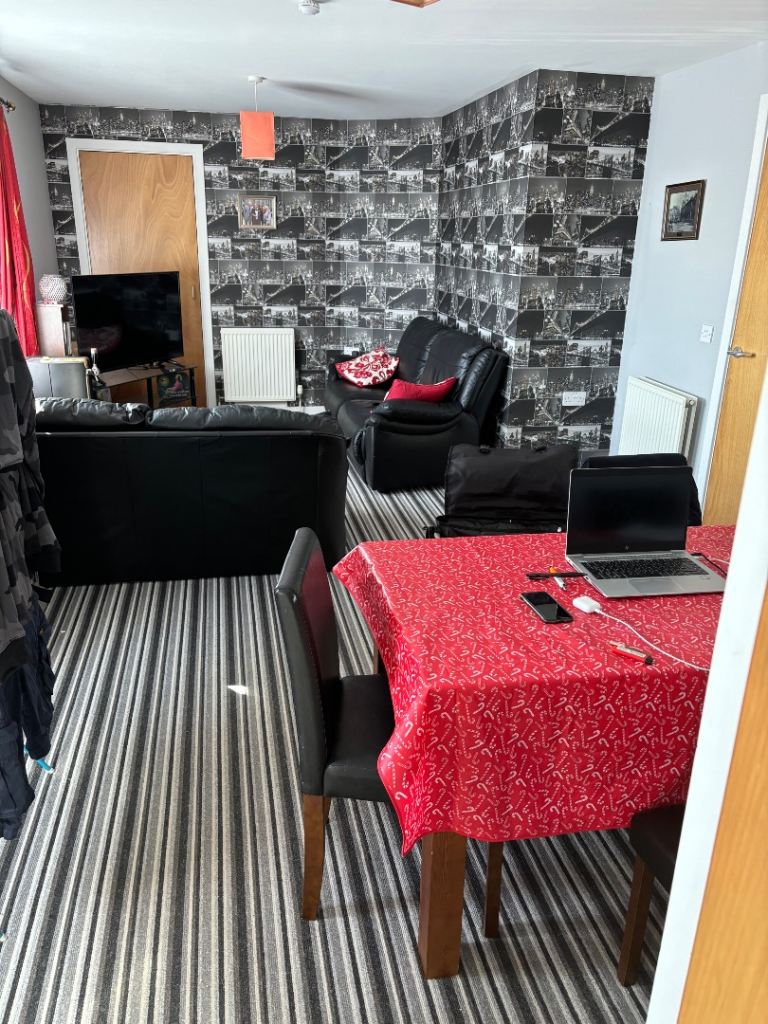 Lovely large single room near city centre (All bills included)