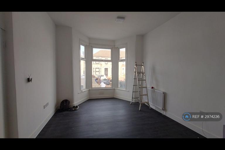 1 bedroom flat in Wellwood Road, Ilford, IG3 (1 bed) (#2974236)